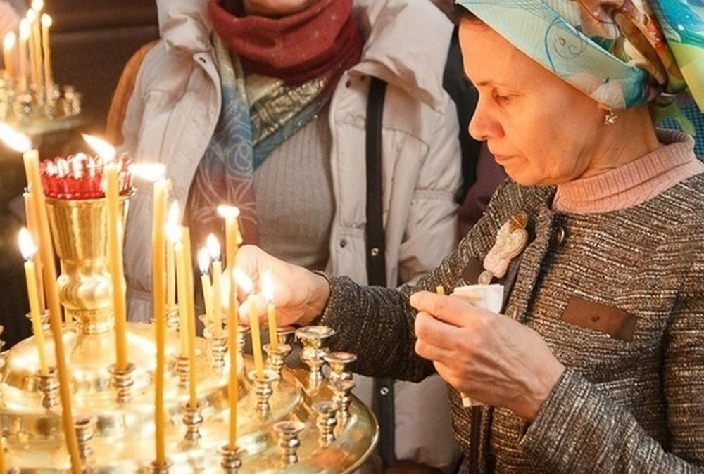 Женщины в церкви со свечами