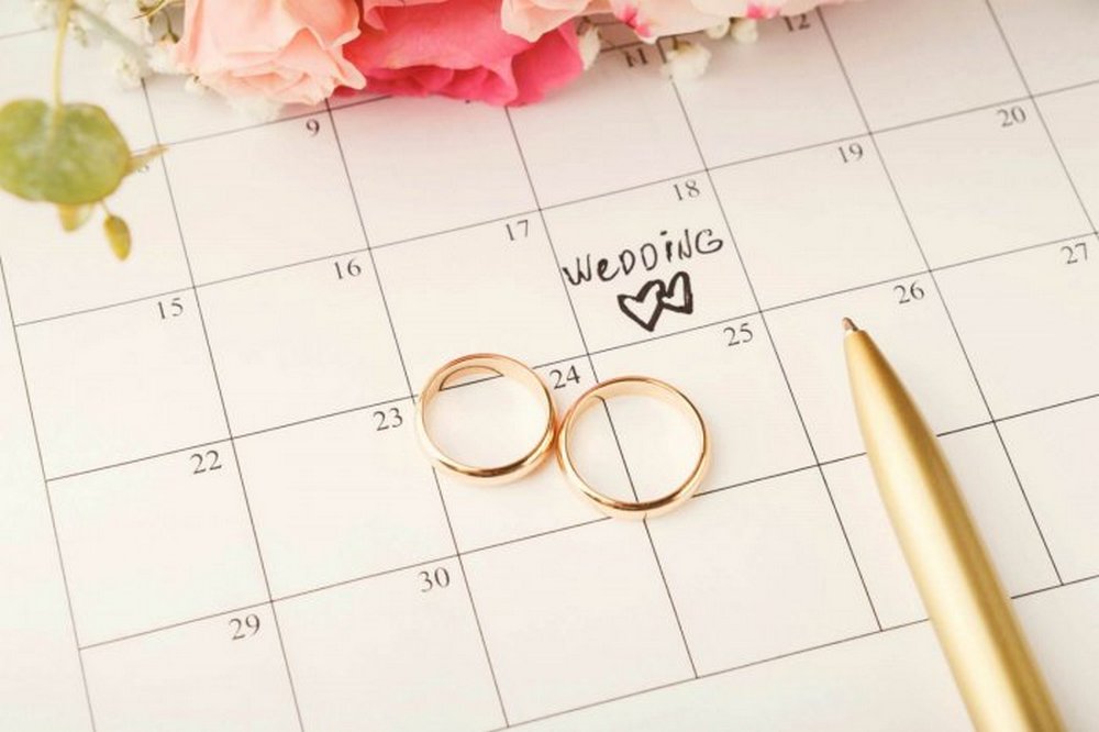 Обручальные кольца на календаре