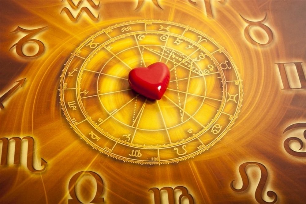 Маленькое сердце на фоне астрологических знаков