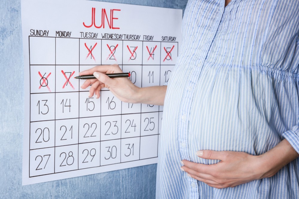 Беременная девушка и календарь