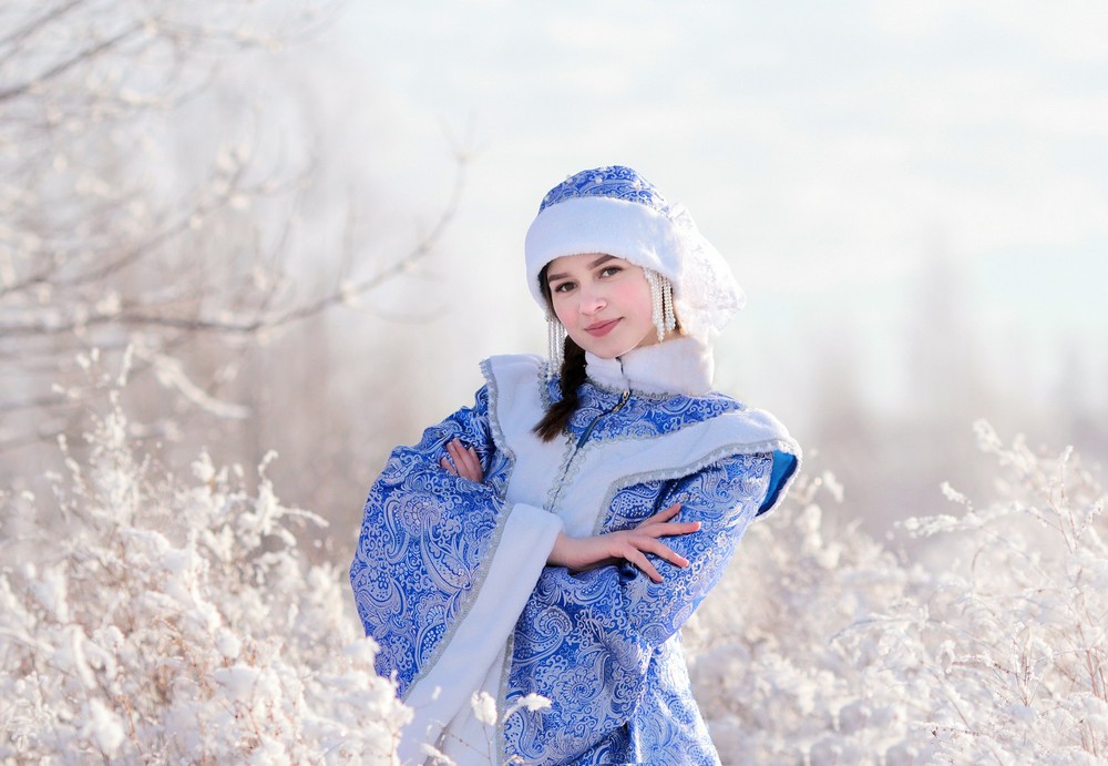 Девушка в костюме Снегурочки