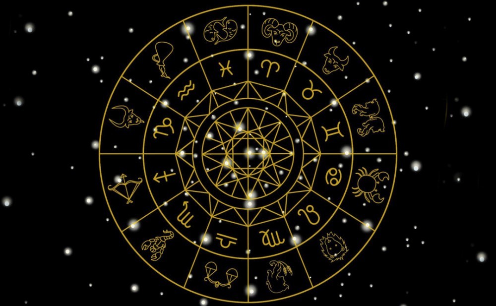 Зодиакальный круг на фоне звезд