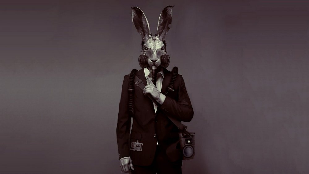 Мужчина в маске кролика