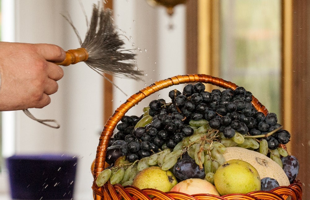Процесс освящения винограда