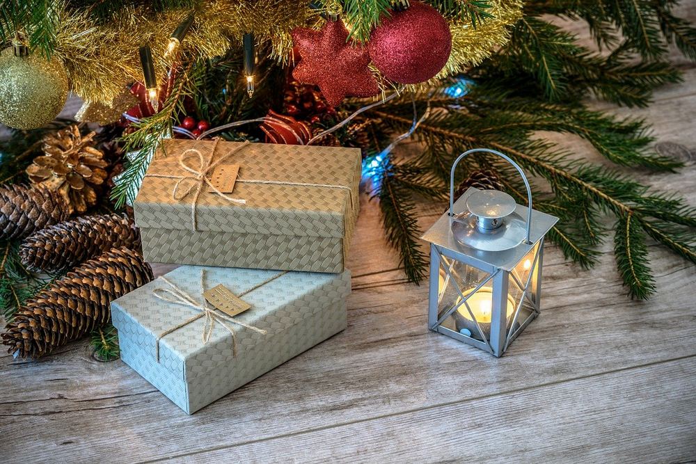 Подарочные коробки, фонарь со свечой, еловые ветки, новогодние игрушки