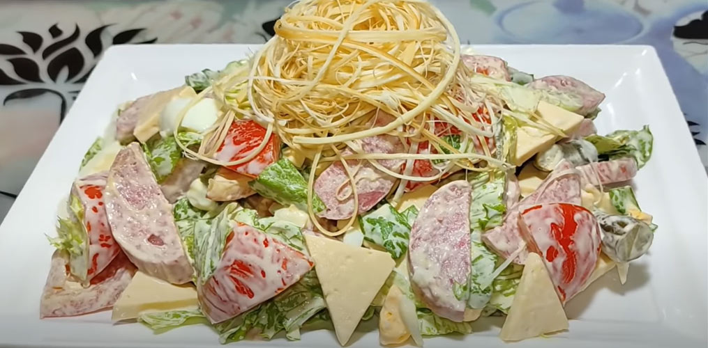 Салат пикантный с копченой колбаской - пошаговая инструкция с фото