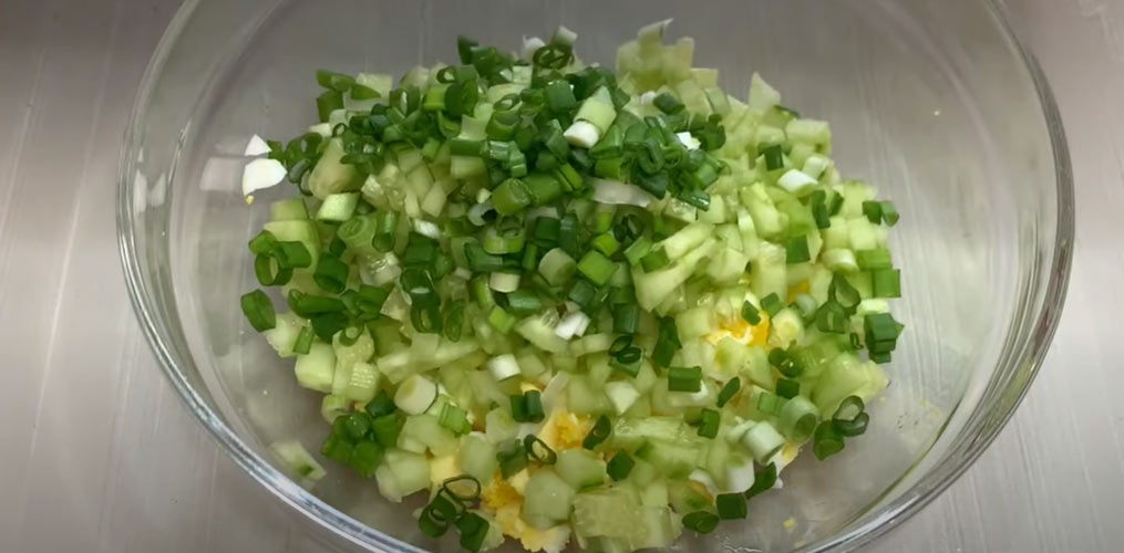 Готовим вкусный салат с мидиями - шаг 4