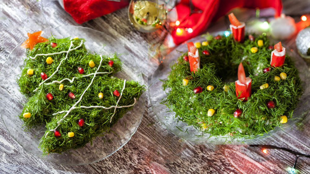 Декор новогодних салатов елочка или венок