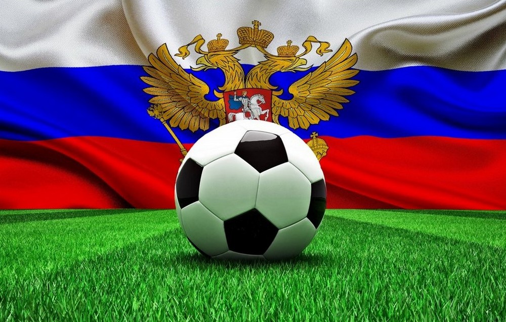 Футбольный мяч на газоне, российский флаг