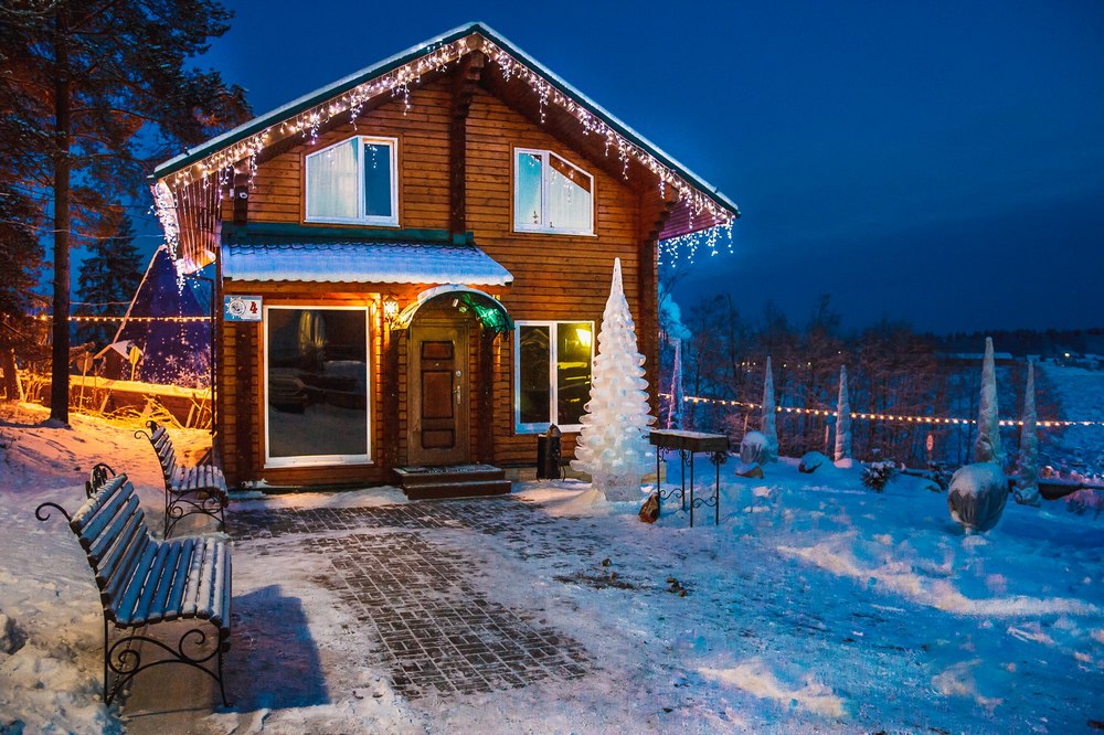 Деревянный дом, скамья, снег, деревья
