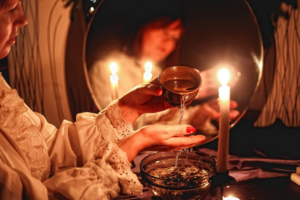 Девушка, зеркало, свеча, вода в миске из стекла
