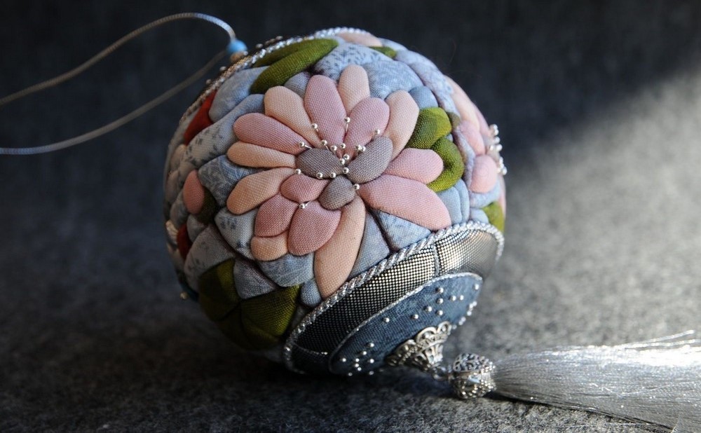 Новогодний шар, сделанный в стиле Кимекоми