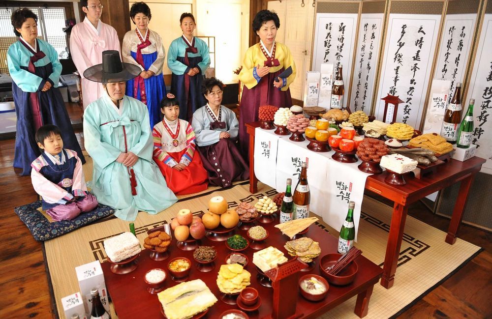 Нарядные корейцы, праздничный стол с угощениями