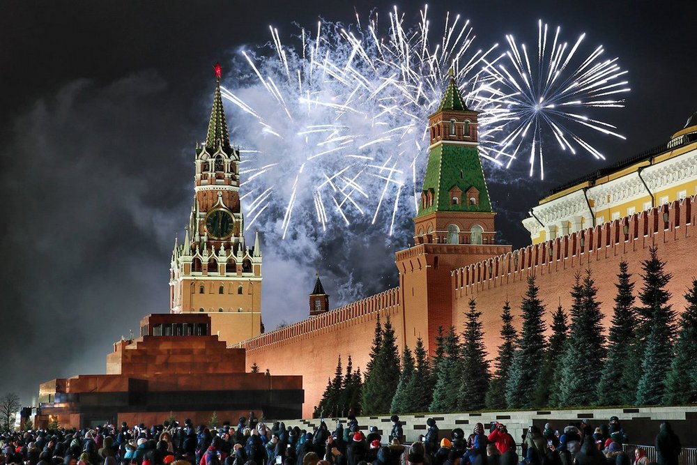 Салют, люди на Красной площади в Москве, башни