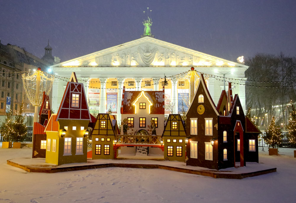 Театр, декорации, украшенные ели, деревья, снег