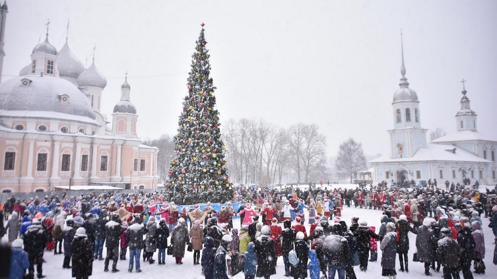 Люди на площади, новогодняя елка, здание, снег