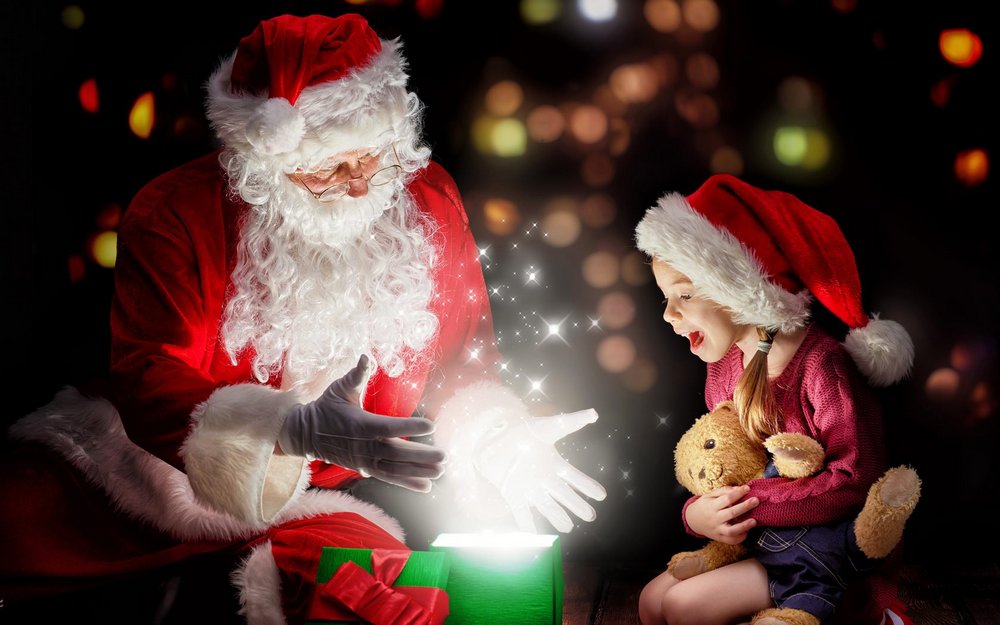 Дед Мороз, девочка с мягкой игрушкой, подарочная коробка