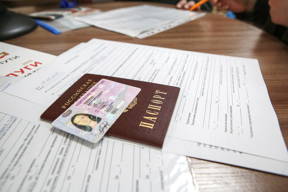 Документы с паспортом на столе