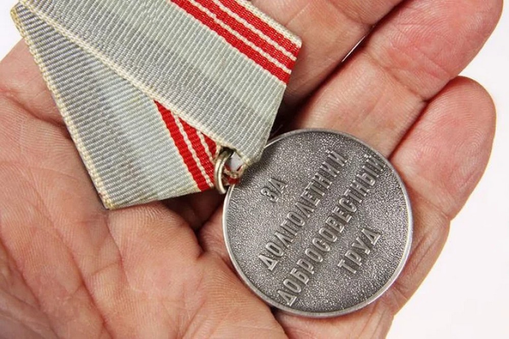Медаль в руке