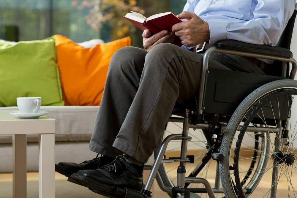 Человек в инввалидном кресле