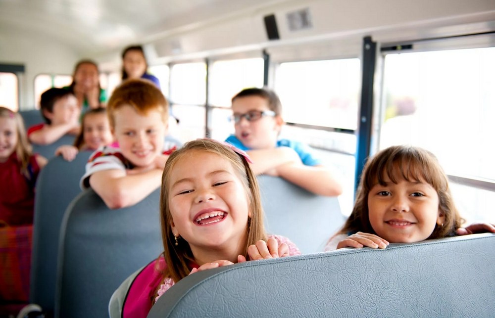 Дети на сиденьях автобуса